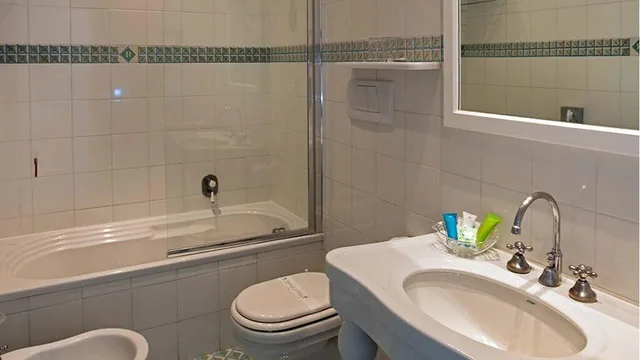 غرفة بريميوم بإطلالة جزئية على البحر، Grand Hotel Riviera 6/8