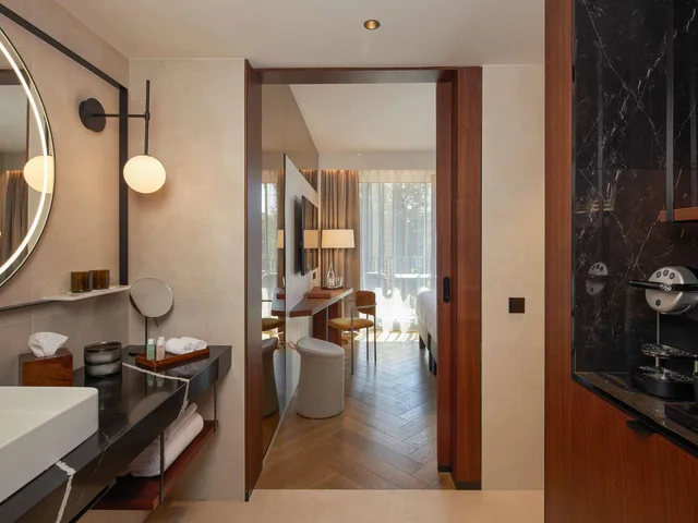 غرفة ديلوكس بسرير كينج بشرفة، L Esquisse Hotel & Spa Colmar - MGallery Collection 7/9