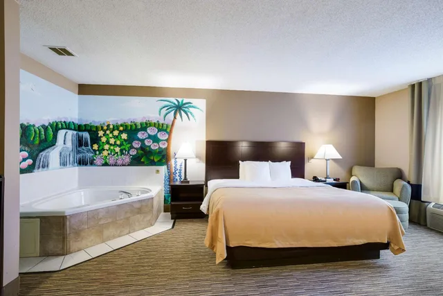 جناح بسرير كينج بحوض جاكوزي، Quality Inn I-70 Near Kansas Speedway 2/3