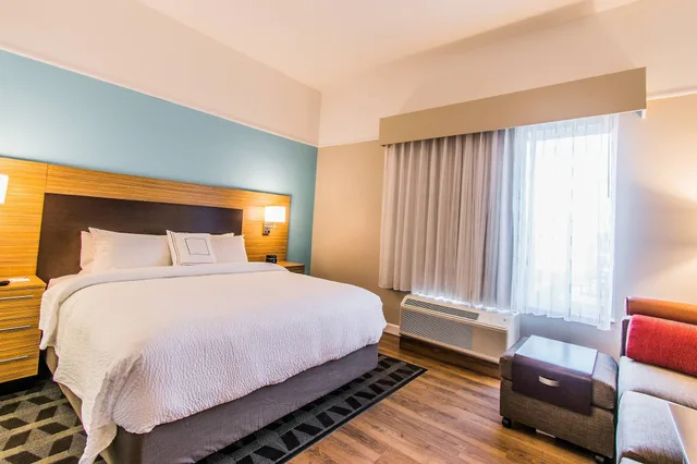 استوديو بسرير كينج مع أريكة لذوي الإعاقة، TownePlace Suites Evansville Newburgh 1/10