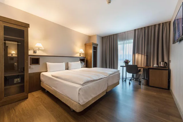 غرفة قياسية بسرير كوين، Ch Bucharest 2/3
