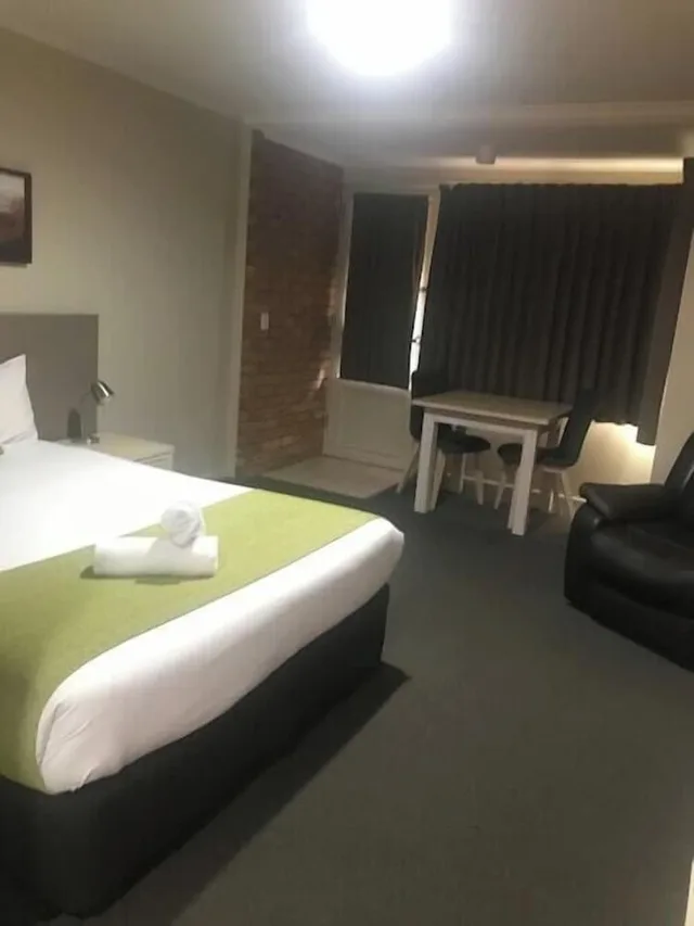 Room, Double Bed, National Hotel Complex And Bendigo Central Apartments 1/1