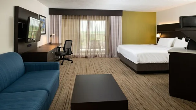 غرفة قياسية بسرير كينج مع أريكة، Holiday Inn Express Cincinnati West 4/7