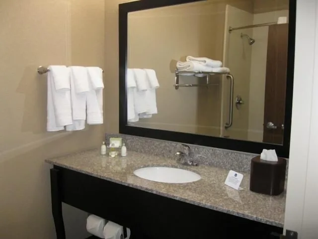 غرفة قياسية بسرير كينج، Best Western Plus Cushing Inn & Suites 2/3