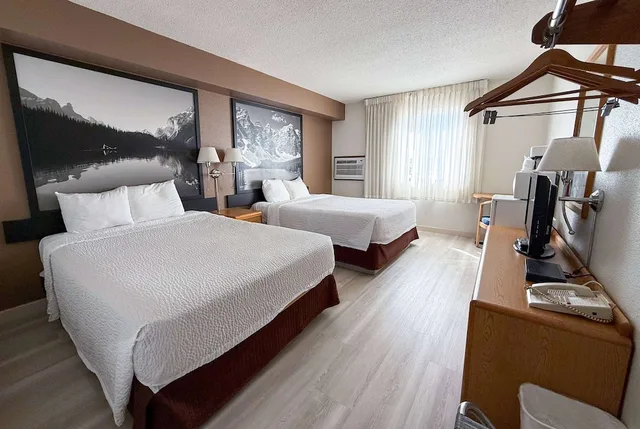 Efficiency, Standard, 2 Queen Beds، Super 8 By Wyndham Medicine Hat Ab 4/5
