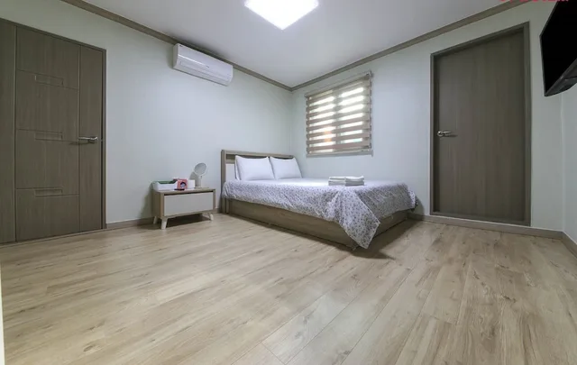 غرفة بسرير كوين، R Guesthouse 2/10