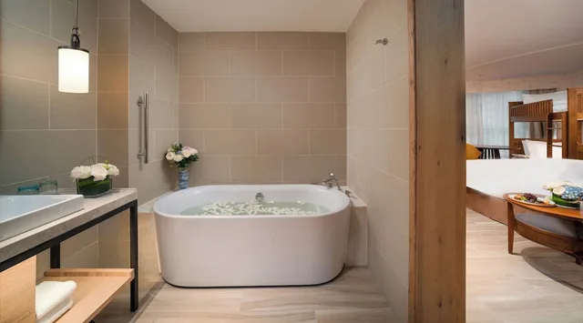 غرفة بريميوم عائلية بسرير كينج وسرير بطابقين، Holiday Inn Jilin Beidahu 3/3