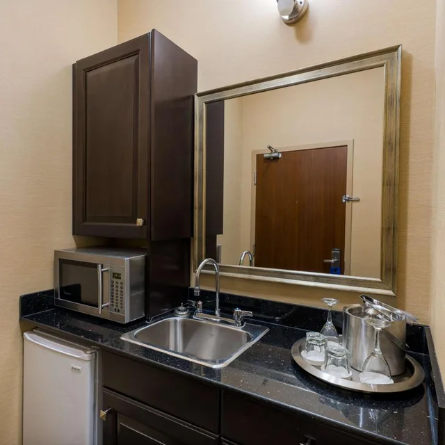 جناح بسرير كينج بغرفة نوم واحدة مع أريكة، Best Western Sunrise Inn and Suites 8/8