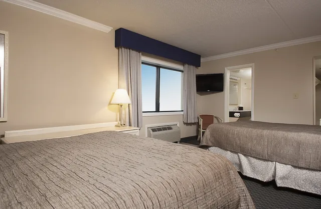 2 Rooms, Deluxe, Suite, 4 Queen Beds, No Balcony, Grande Shores Ocean Resort 9/10