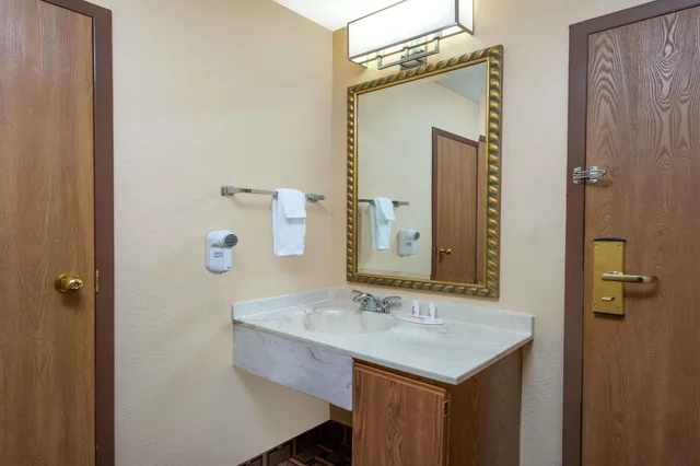 غرفة بسريرين مزدوجين، Super 8 by Wyndham Charleston/Sikeston East MO 5/5