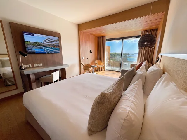 جناح جونيور بسرير كينج بإطلالة على البحر بشرفة، Golden Tulip Porto Vecchio 2/8