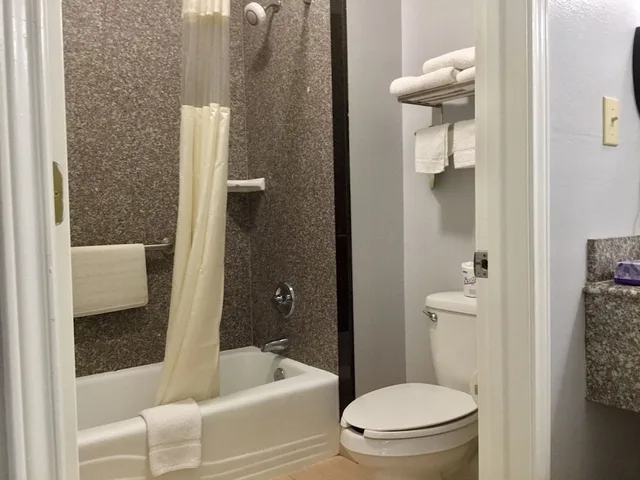 غرفة بسريرين كوين للمدخنين، Days Inn by Wyndham McAllen 8/9