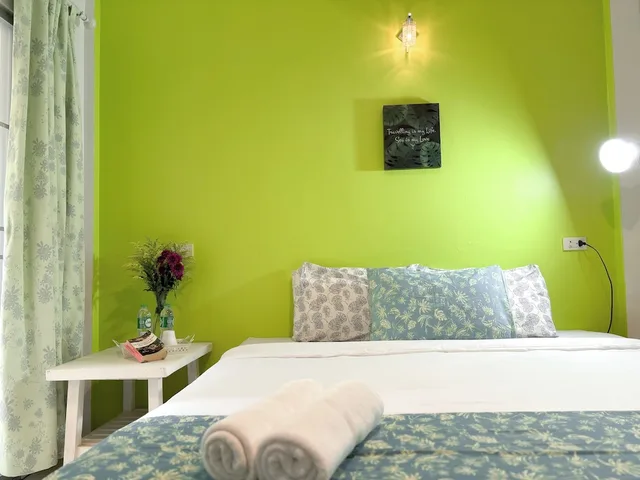 Standard, King Bed, Les Fleurs 4/5