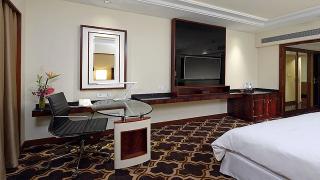 غرفة كلوب بسرير كينج، Sheraton Grand Pune Bund Garden Hotel 9/10