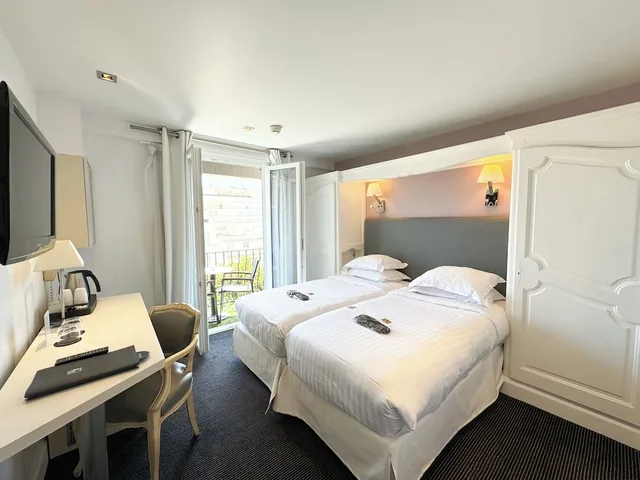 غرفة بسرير كوين بإطلالة على الحديقة بشرفة، Hotel De Provence 2/8