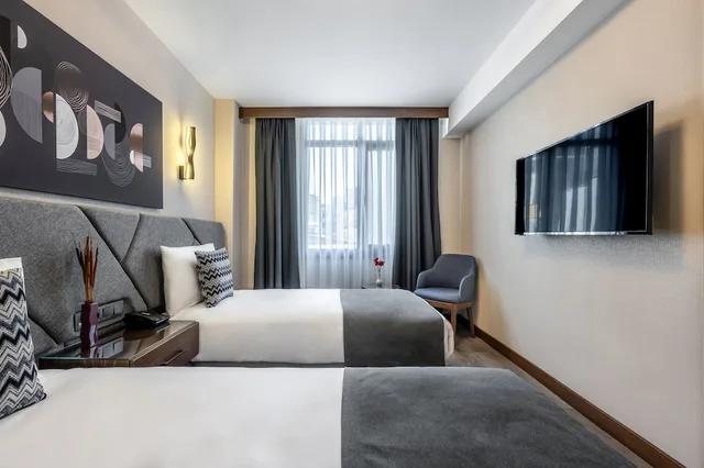 غرفة ديلوكس بسريرين منفصلين، Bristol Hotel 4/7