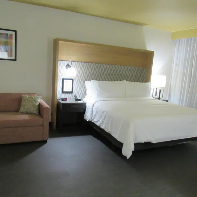 غرفة بسرير كينج مع أريكة، Holiday Inn Orlando Intl Drive - Conv Center 3/10