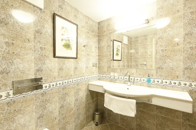 جناح بسرير مزدوج، Hotel Krcinuv dum 3/5
