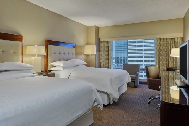غرفة تنفيذية بسريرين كوين، Sheraton Indianapolis Hotel at Keystone Crossing 3/7