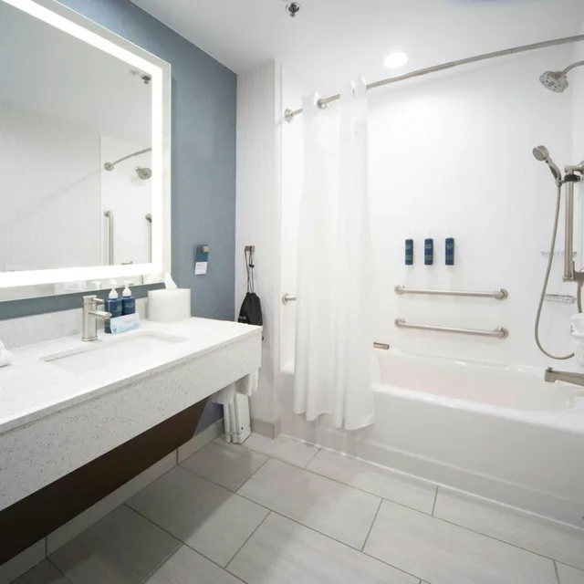 غرفة بسرير كينج بحوض استحمام لذوي الإعاقة، Four Points by Sheraton Fayetteville Fort Liberty 10/10