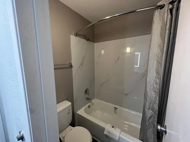 غرفة بسرير كوين لغير المدخنين بمطبخ، Studio6 Altoona, IA - Des Moines East 9/10