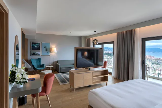 غرفة بريميوم بسرير كينج بإطلالة على البحر مع أريكة بجاكوزي، Radisson Blu Hotel Trabzon 3/7
