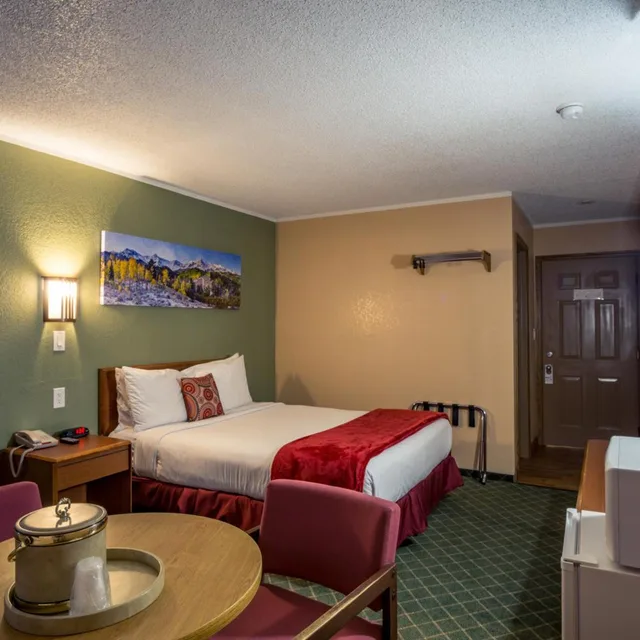 غرفة بسرير كوين، Red River Inn 3/10