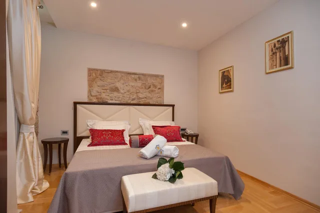 غرفة كومفورت بسرير مزدوج أو سريرين منفصلين في الطابق الأرضي، Heritage Hotel Antique Split 4/10