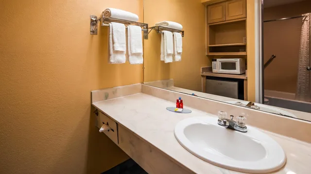 غرفة رباعية بسريرين مزدوجين، Quality Inn and Suites Fayetteville I-95, NC 3/5