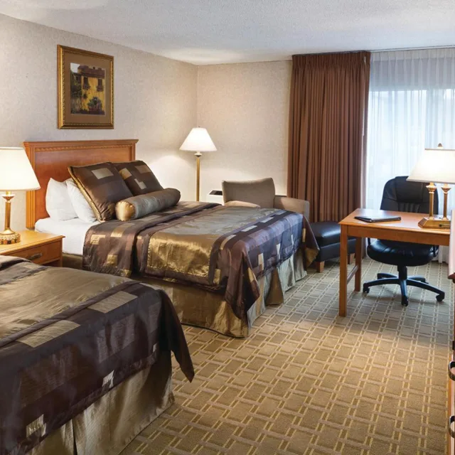 غرفة قياسية بسرير كوين، Bismarck Hotel and Conference Center 4/8