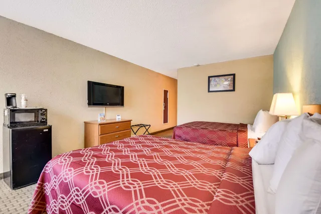 غرفة قياسية بسريرين مزدوجين، Econo Lodge Tampa near Busch Gardens 2/6