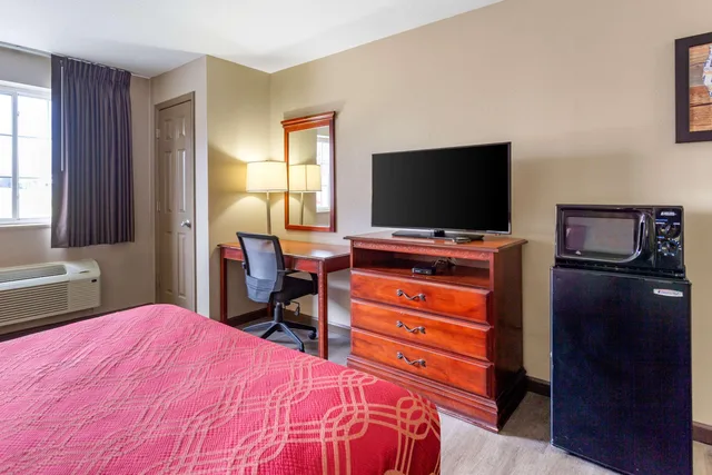 غرفة بسرير كوين، Econo Lodge Inn and Suites Dickson TN 3/4