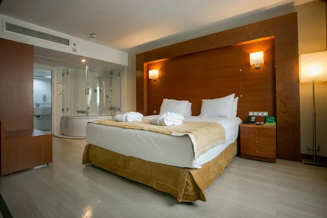 جناح بسرير كوين بغرفة نوم واحدة بمنطقة جلوس، Holiday Inn Istanbul City 1/9