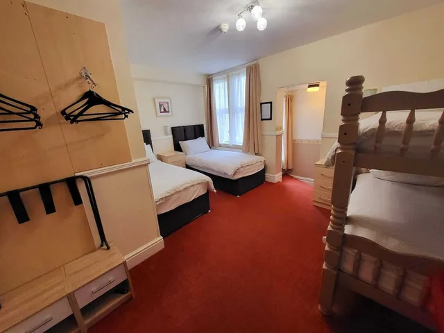 غرفة رباعية بسريرين منفصلين وسرير بطابقين، At Caledonia 2/5