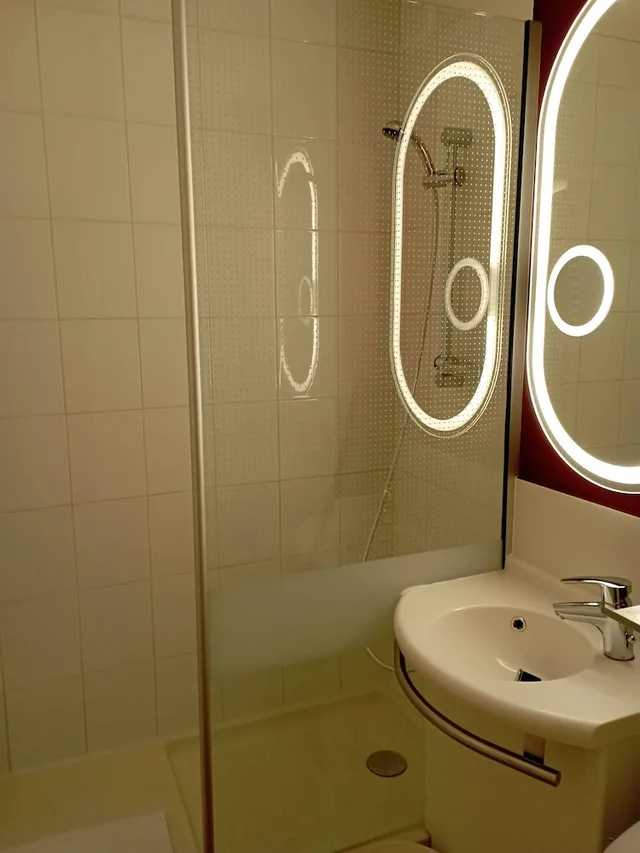 غرفة قياسية بسريرين منفصلين، Hotel Ibis Fourmies 6/8
