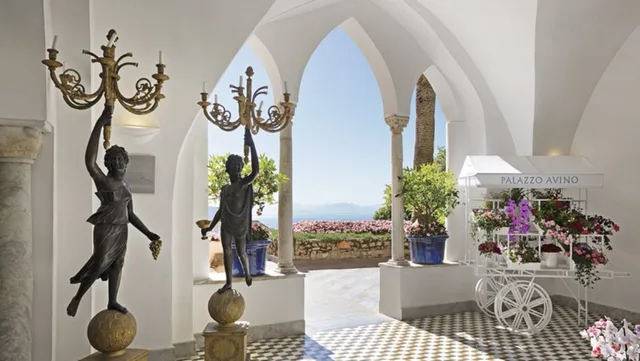 غرفة بسرير كوين بشرفة بإطلالة جزئية على البحر، Palazzo Avino Preferred Hotels And Resorts 2/2