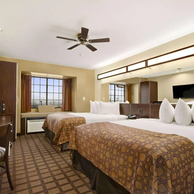 غرفة بسريرين كوين بحوض استحمام لذوي الإعاقة، Microtel Inn and Suites By Wyndham Round Rock 2/7