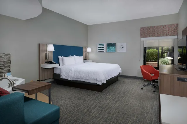 غرفة بسرير كينج بحوض جاكوزي، Hampton Inn Jupiter/Juno Beach 1/3