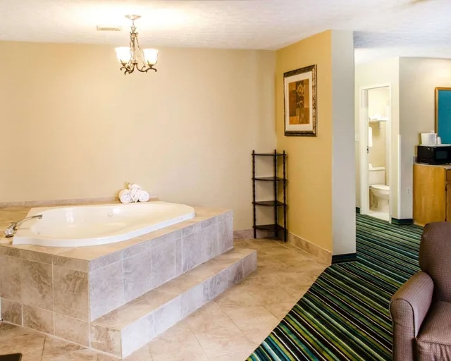 غرفة بسرير كينج مع أريكة بحوض جاكوزي، Quality Inn & Suites Medina - Akron West 1/1
