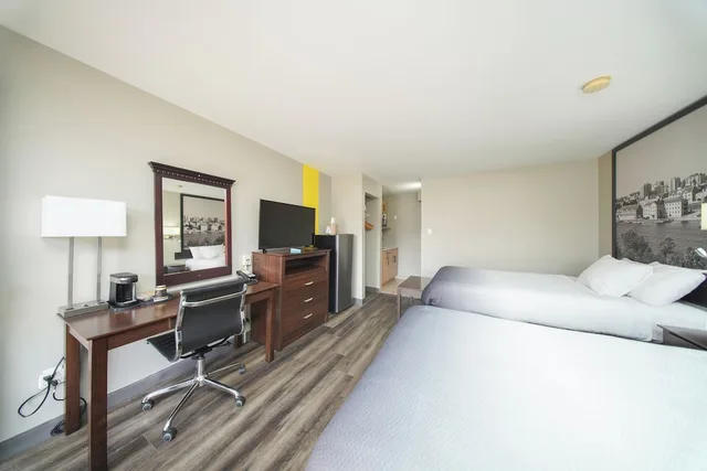 Efficiency, 2 Double Beds، Super 8 By Wyndham Kingston 6/10