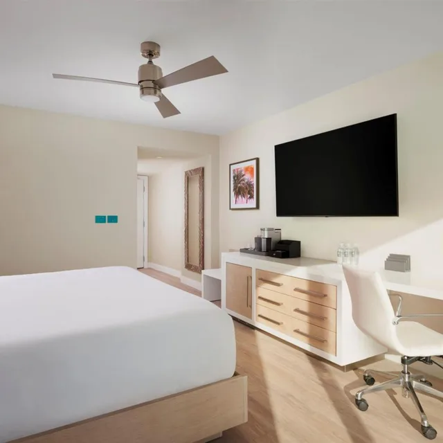 غرفة بسرير كينج بحوض استحمام لذوي الإعاقة، Sunseeker Resort Florida Gulf Coast , Curio Collection 1/3