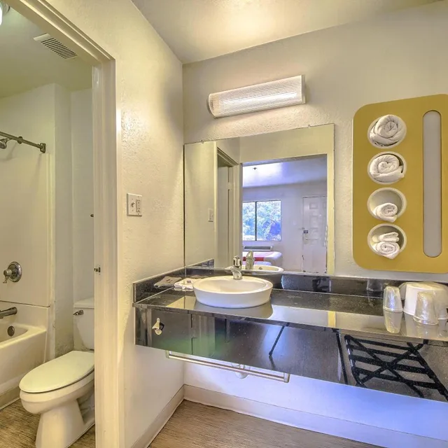 غرفة بسرير كوين، Motel6 San Antonio, TX - Six Flags Fiesta TX/La Cantera Area 10/10