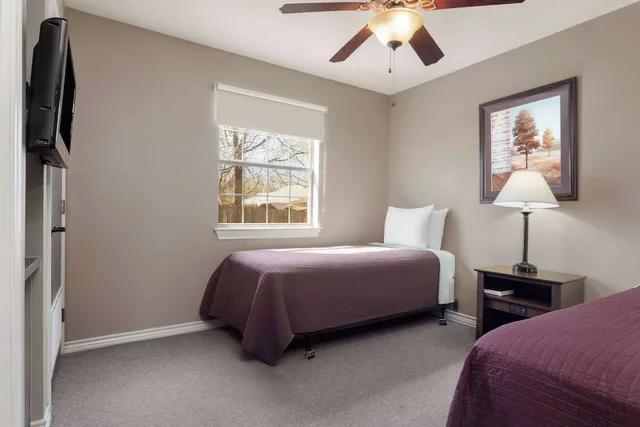 جناح بسريرين منفصلين بغرفة نوم واحدة لذوي الإعاقة، Eagle's Den Three Rivers Texas a Travelodge by Wyndham 1/3