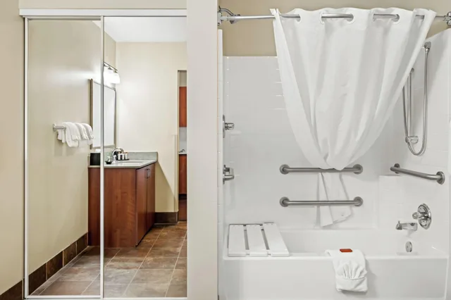 Suite, Queen Bed, Kitchen, Accessible, Ledgestone Hotel 3/3