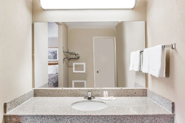 غرفة بسريرين مزدوجين للمدخنين، Travelodge by Wyndham Ridgeway Martinsville Area 3/3
