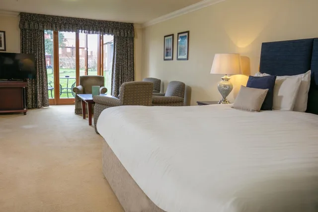 غرفة ديلوكس بسرير مزدوج بحوض استحمام، Knights Hill Hotel & Spa 2/2