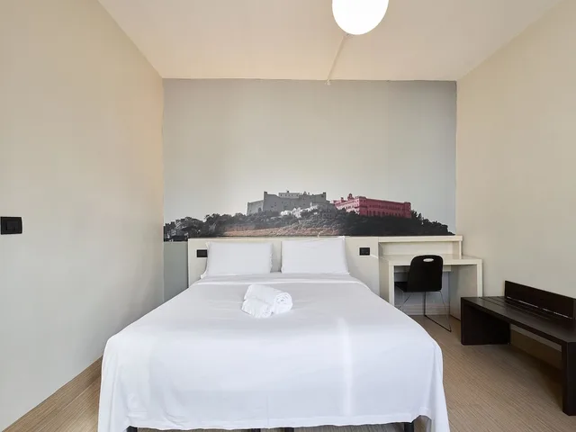 غرفة ثلاثية بسرير كوين وسرير فردي، B&B Hotel Napoli 7/10