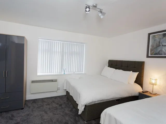 غرفة فاخرة رباعية بسريرين مزدوجين بحمام خاص، Live In Leeds Greenhill Bungalows 2/5