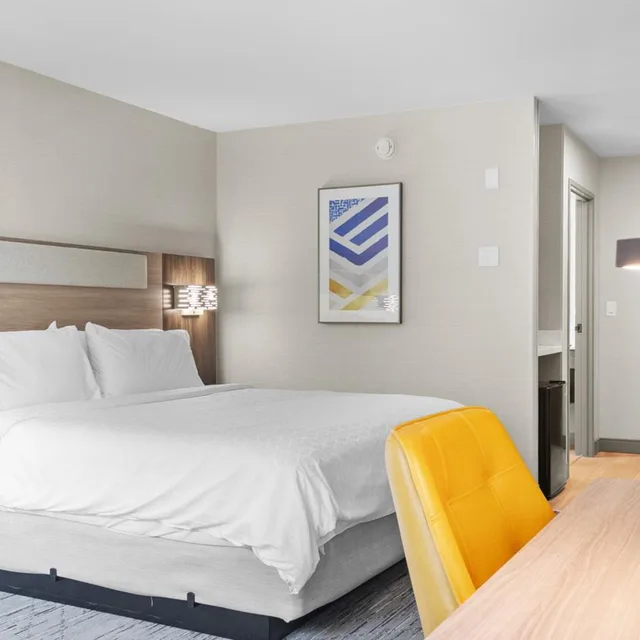 غرفة بسرير كينج مع أريكة، Holiday Inn Express Hotel And Suites Manchester Airport 3/7
