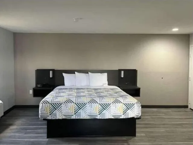 Room, King Bed, Hot Tub, Kitchen, Smoking, Studio6 Little Rock, AR - South 3/8
